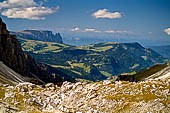 Trekking nel Parco Naturale Puez-Odle. Da Passo Gardena al Rifugio Puez, superato il passo di Cir il panorama si apre verso la Val de Chedul e oltre il Sassopiatto fino al Gruppo dello Scillar in lontananza. 